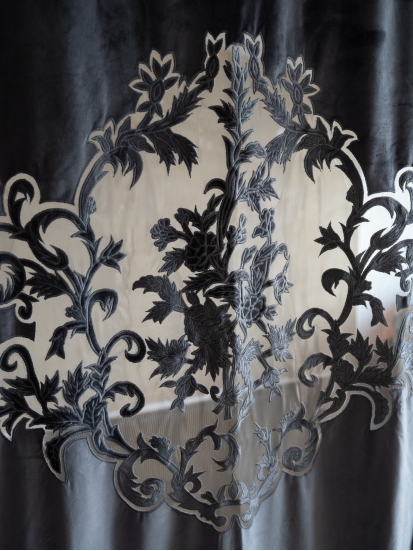 Siyah Kadife Nakışlı Pano Perde 2